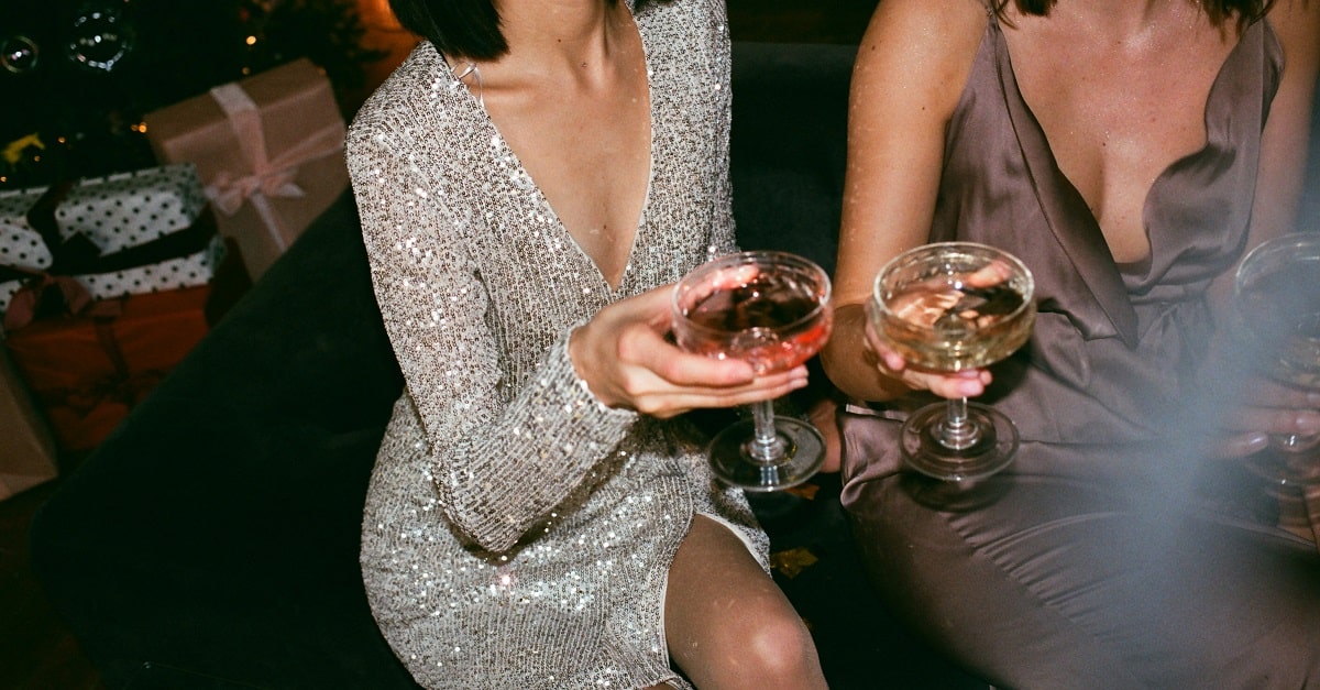 2 People sitting in nightclub with drinks.